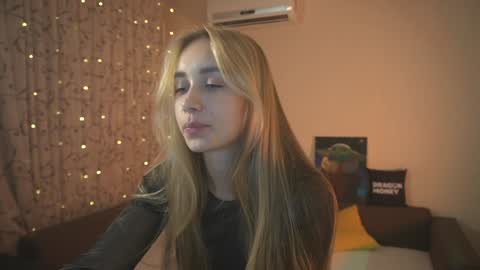 Snapshot of 2girls_1dream chatting on 18, 12, 2024 Elley online show from 18, 12, 2024