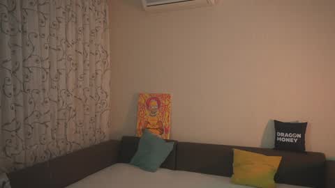 Snapshot of 2girls_1dream chatting on 19, 12, 2024 Elley online show from 19, 12, 2024