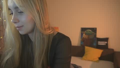 Snapshot of 2girls_1dream chatting on 24, 12, 2024 Elley online show from 24, 12, 2024