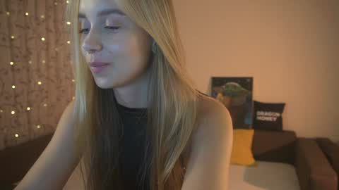 Snapshot of 2girls_1dream chatting on 26, 12, 2024 Elley online show from 26, 12, 2024