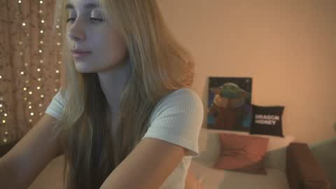 Snapshot of 2girls_1dream chatting on 28, 1, 2025 Elley online show from 28, 1, 2025