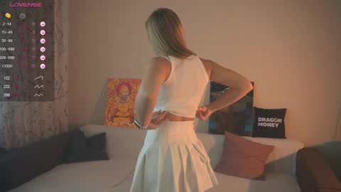 Snapshot of 2girls_1dream chatting on 7, 3, 2025 Elley online show from 7, 3, 2025