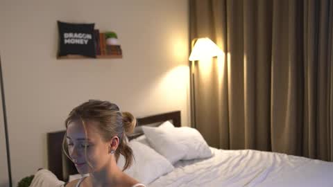 Snapshot of 2girls_1dream chatting on 17, 9, 2025 Elley online show from 17, 9, 2025