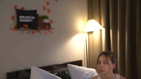 Snapshot of 2girls_1dream chatting on 5, 11, 2025 Elley online show from 5, 11, 2025