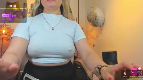 Snapshot of _antonella_11 chatting on 25, 11, 2025 _antonella_11 online show from 25, 11, 2025