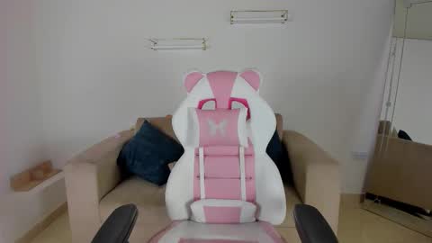 Snapshot of _april_smith_ chatting on 10, 9, 2025 online show from 10, 9, 2025