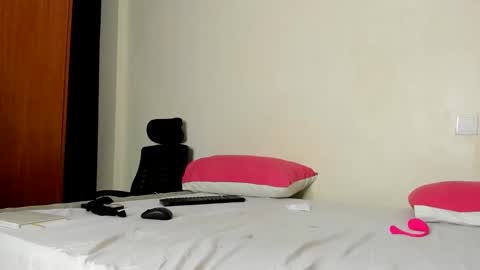 Snapshot of _ariah chatting on 16, 9, 2025 Ariah independent model online show from 16, 9, 2025