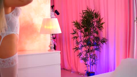 Snapshot of _arielle chatting on 25, 10, 2025 Arielle online show from 25, 10, 2025