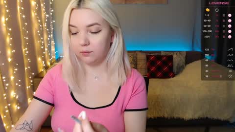 Snapshot of _blonde_barbie_ chatting on 23, 12, 2024 Elizabeth online show from 23, 12, 2024