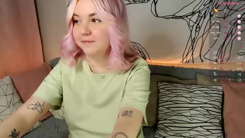 Snapshot of _blonde_barbie_ chatting on 5, 3, 2025 Elizabeth online show from 5, 3, 2025