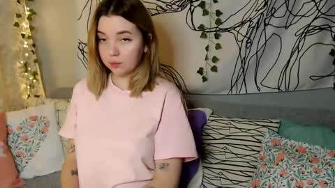 Snapshot of _blonde_barbie_ chatting on 16, 10, 2025 Elizabeth online show from 16, 10, 2025