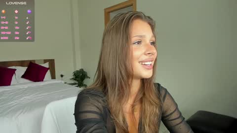 Snapshot of _catchmeifyoucan chatting on 16, 12, 2024 Angela online show from 16, 12, 2024