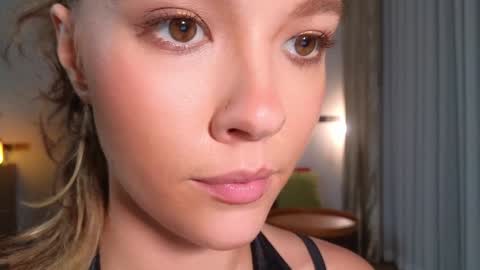 Snapshot of _demi_dee_ chatting on 10, 10, 2025 DemiDee online show from 10, 10, 2025