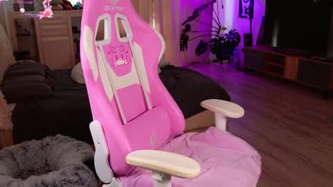 Snapshot of _enternity_ chatting on 11, 9, 2025 Mia online show from 11, 9, 2025