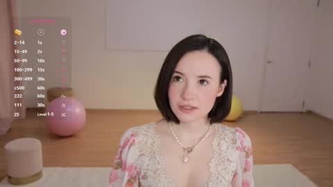 Snapshot of _female_essence_ chatting on 18, 9, 2025 Essie online show from 18, 9, 2025