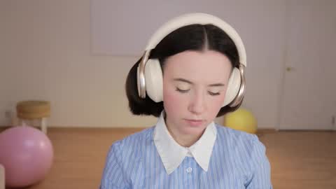 Snapshot of _female_essence_ chatting on 20, 9, 2025 Essie online show from 20, 9, 2025