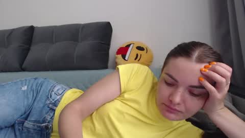 Snapshot of _hidden_frommymoom_ chatting on 18, 7, 2026 Criss4u online show from 18, 7, 2026