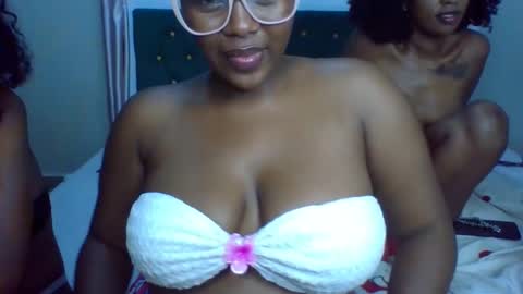Snapshot of _honey_bloom chatting on 19, 2, 2026 _honey_bloom online show from 19, 2, 2026