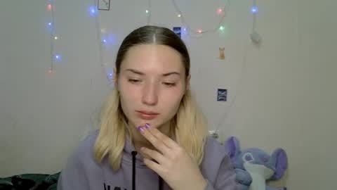 _kikiclark_ online show from 14, 9, 2025