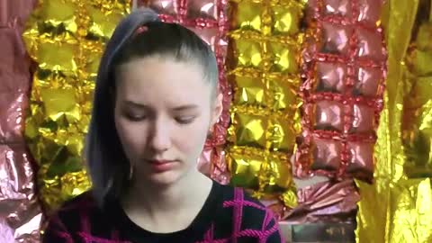 _kikiclark_ online show from 9, 4, 2026