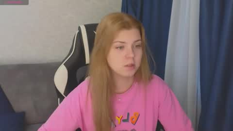 Snapshot of _kirieshka chatting on 12, 10, 2025 Molly Emily online show from 12, 10, 2025