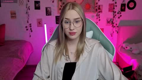 Snapshot of _kitekat_ chatting on 28, 10, 2025 _kitekat_ online show from 28, 10, 2025