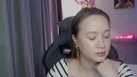 _lalune_ online show from 2, 10, 2025