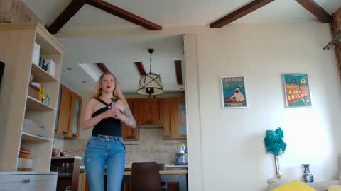 Snapshot of _mari_ chatting on 11, 6, 2026 _mari_ online show from 11, 6, 2026