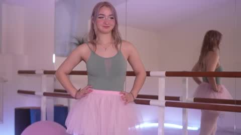 Snapshot of _meowwluffy_ chatting on 18, 11, 2025 Feiia online show from 18, 11, 2025