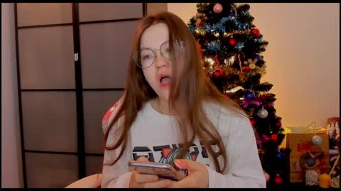 Snapshot of _nemalkovamia chatting on 31, 12, 2024 Mia with a big heart online show from 31, 12, 2024