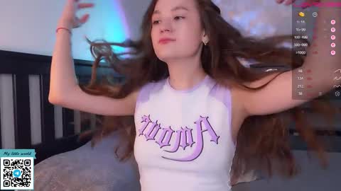 Snapshot of _nemalkovamia chatting on 14, 9, 2025 Mia with a big heart online show from 14, 9, 2025