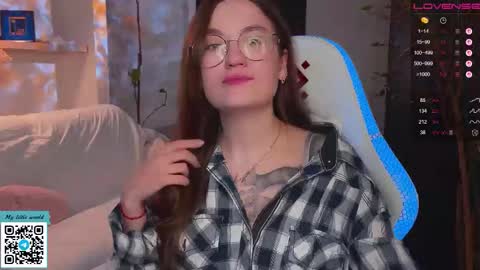 Snapshot of _nemalkovamia chatting on 20, 10, 2025 Mia with a big heart online show from 20, 10, 2025