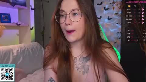 Snapshot of _nemalkovamia chatting on 29, 10, 2025 Mia with a big heart online show from 29, 10, 2025