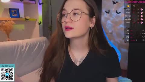 Snapshot of _nemalkovamia chatting on 14, 11, 2025 Mia with a big heart online show from 14, 11, 2025