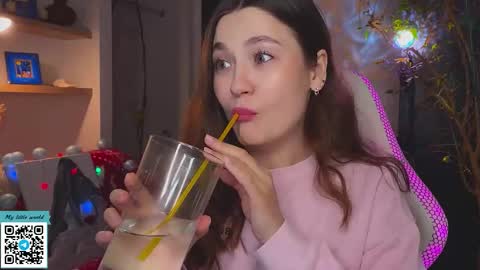 Snapshot of _nemalkovamia chatting on 15, 12, 2025 Mia with a big heart online show from 15, 12, 2025