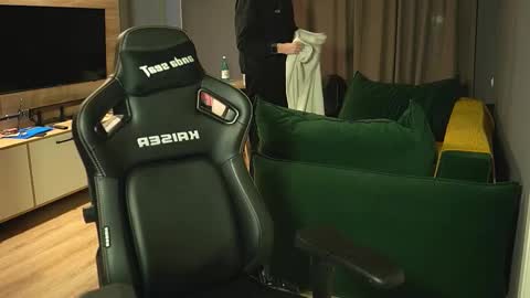 OLIVERpvt is open online show from 16, 12, 2025