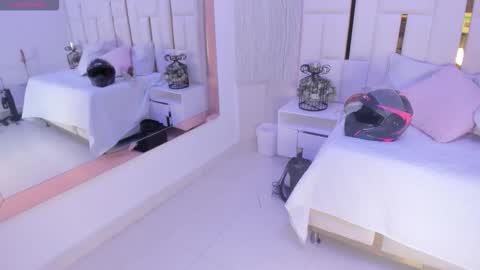 Snapshot of _tinyrousse_ chatting on 15, 9, 2025 Rousse online show from 15, 9, 2025