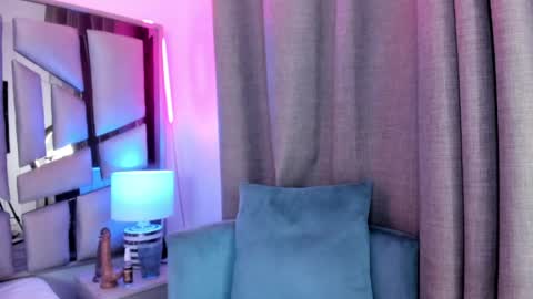 _valeria_saenz_ online show from 18, 4, 2026