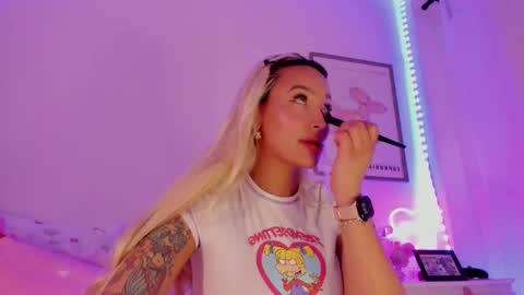 Snapshot of _viioletweekend_ chatting on 11, 3, 2025 online show from 11, 3, 2025