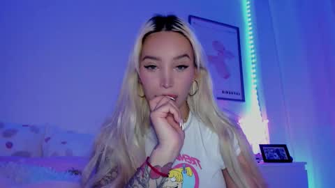 Snapshot of _viioletweekend_ chatting on 12, 3, 2025 online show from 12, 3, 2025