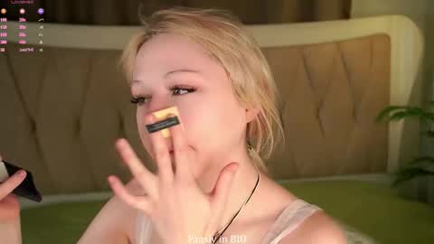 Snapshot of aameow chatting on 20, 10, 2025 Amy online show from 20, 10, 2025