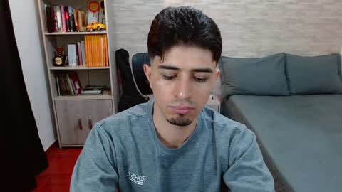 Snapshot of aaron_paul_ chatting on 2, 12, 2024 Aaron online show from 2, 12, 2024