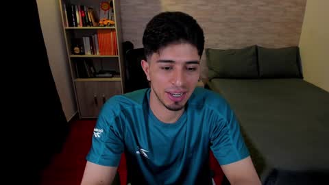 Snapshot of aaron_paul_ chatting on 6, 12, 2024 Aaron online show from 6, 12, 2024