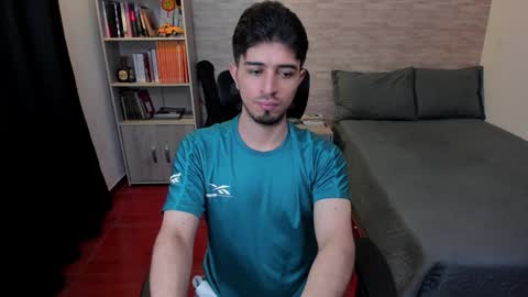 Snapshot of aaron_paul_ chatting on 14, 12, 2024 Aaron online show from 14, 12, 2024