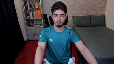 Snapshot of aaron_paul_ chatting on 14, 12, 2024 Aaron online show from 14, 12, 2024