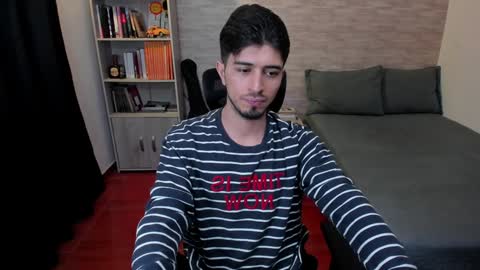 Snapshot of aaron_paul_ chatting on 15, 12, 2024 Aaron online show from 15, 12, 2024