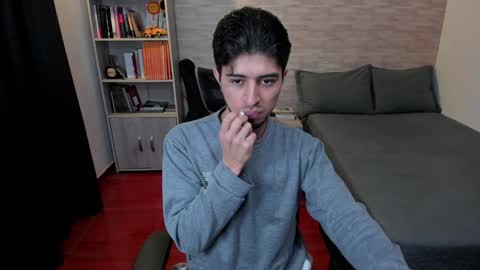 Snapshot of aaron_paul_ chatting on 5, 1, 2025 Aaron online show from 5, 1, 2025