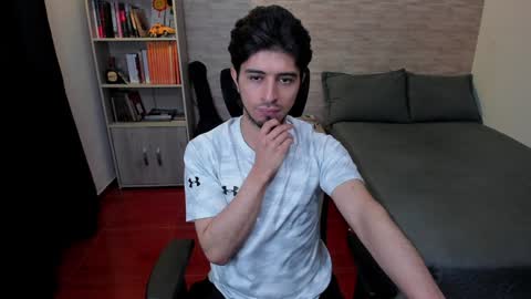 Snapshot of aaron_paul_ chatting on 3, 2, 2025 Aaron online show from 3, 2, 2025