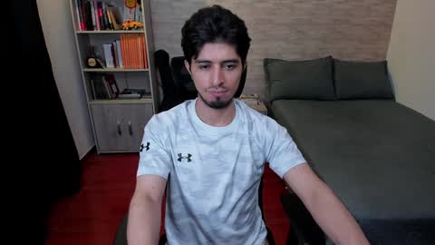 Snapshot of aaron_paul_ chatting on 4, 2, 2025 Aaron online show from 4, 2, 2025