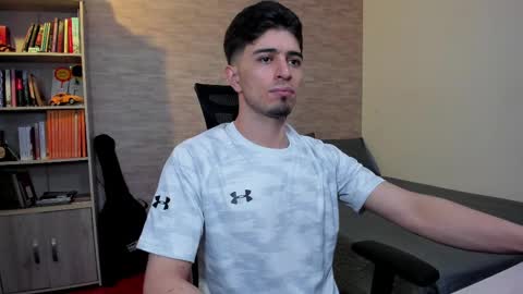 Snapshot of aaron_paul_ chatting on 27, 2, 2025 Aaron online show from 27, 2, 2025